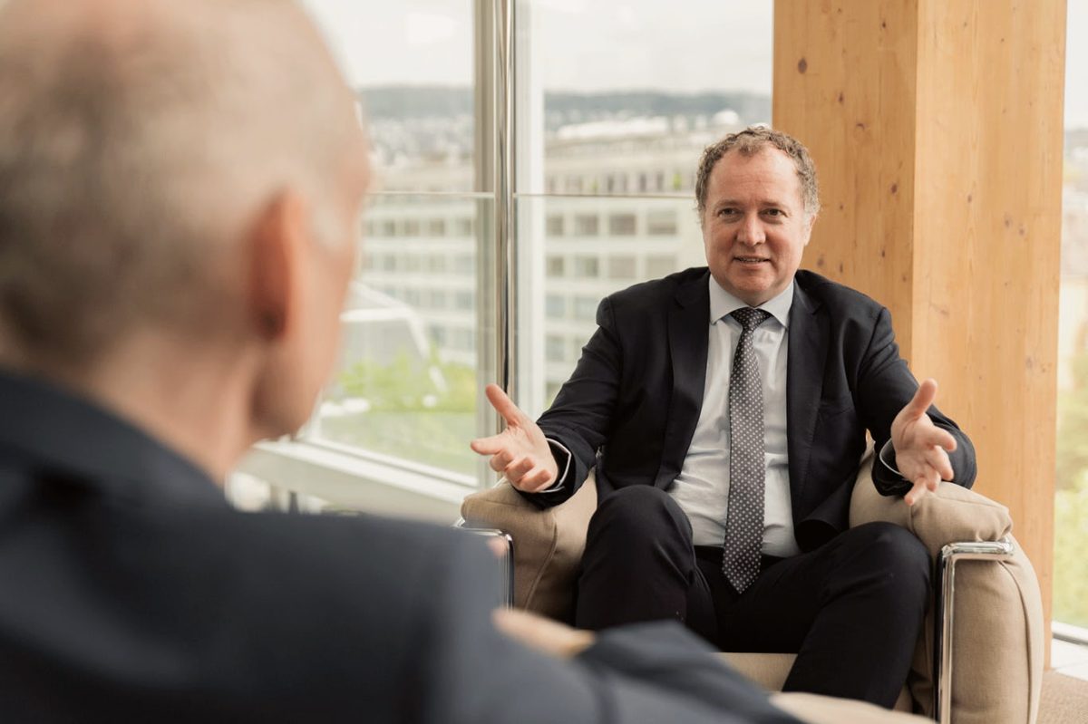 Helge Müller im Gespräch mit einem Kunden in den Büros von Genève Invest in Genf
