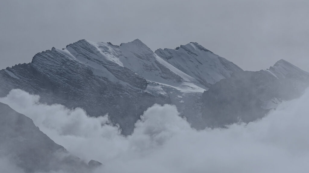 Schweizer Alpen über den Wolken – Vermögensverwaltung Schweiz