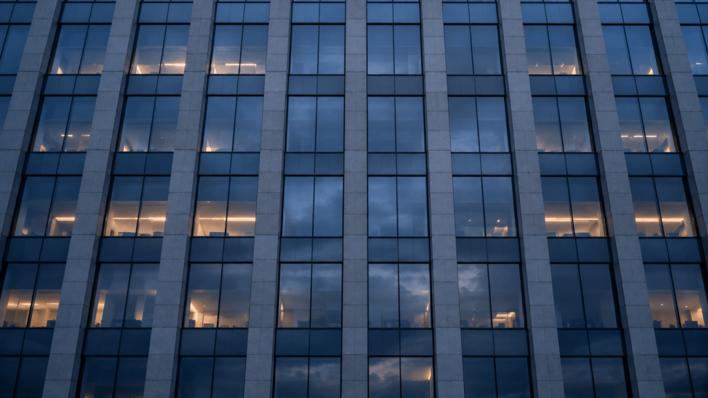 Bürogebäude in der Abenddämmerung – Unternehmensanleihen Schweiz